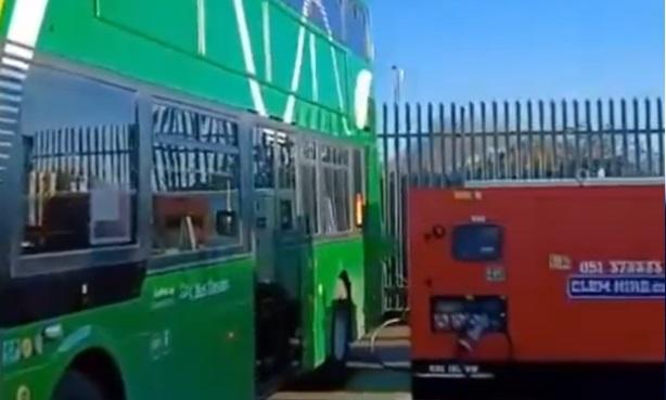 O companie de transport irlandeză nevoită să dea explicații după un videoclip care arată un autobuz electric conectat la un generator diesel