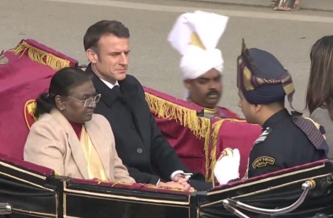 În vizită în India, Macron defilează în trăsură în timp ce în fermierii francezi furioși blochează Franța