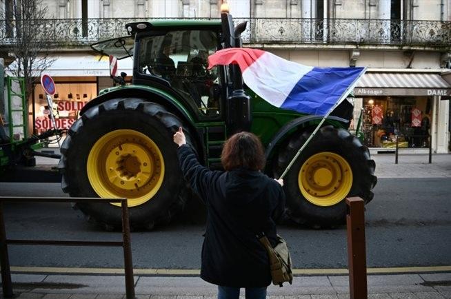 Fermierii francezi plănuiesc „asediul” Parisului, în ciuda concesiilor guvernamentale