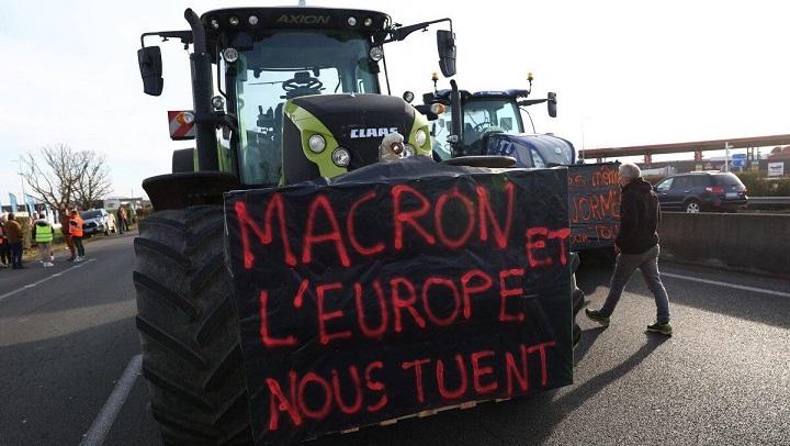 „Macron și Europa ne omoară”: Fermierii luptă împotriva măsurilor „verzi” 