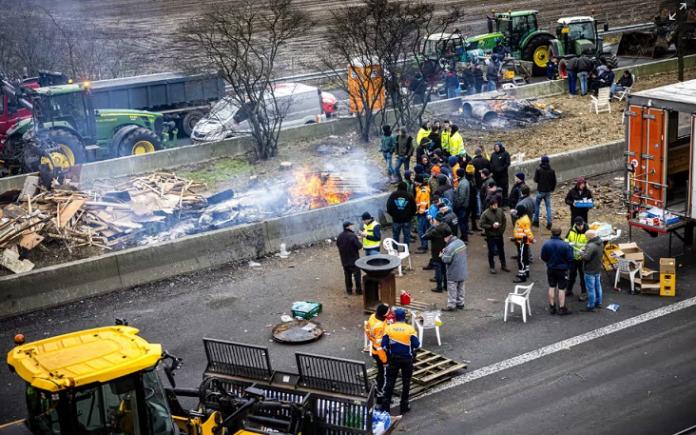 Fermierii au blocat granița dintre Belgia si Olanda