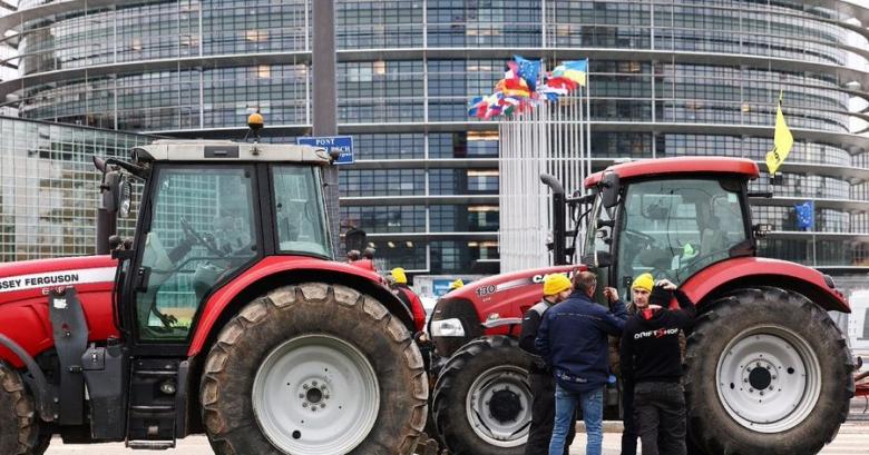 Sute de tractoare se adună din nou la Bruxelles pentru a paraliza Cartierul European