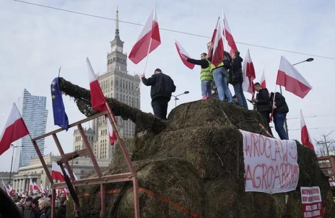 Polonia: fermierii continuă să își arate furia împotriva unei Europe care „și-a pierdut mințile din cauza Ucrainei”