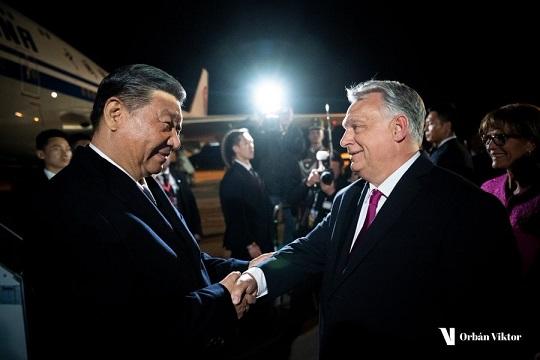 Președintele chinez Xi Jinping a sosit în Ungaria ultima oprire a turneului său european de cinci zile
