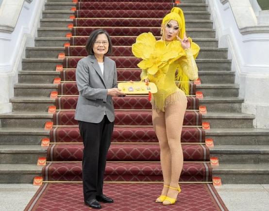 "Să aratăm lumii cât de liberi suntem": un drag queen a fost invitat să cânte în biroul prezidențial din Taiwan: 