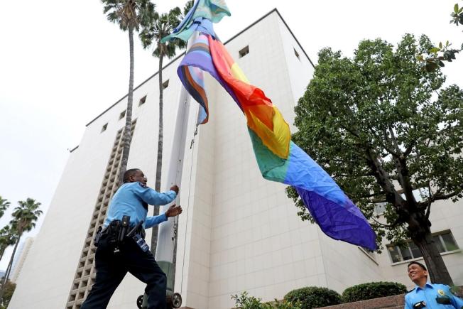 California: un salvamar a depus plângere pentru că trebuie să lucreze sub un steag LGBT+