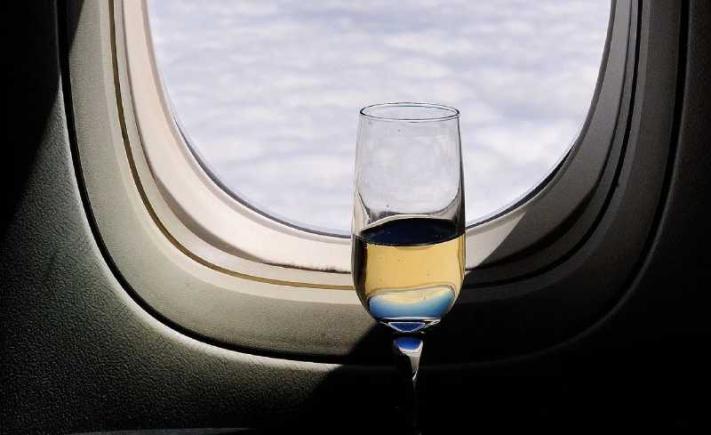 Studiu. Riscuri în privința consumului de alcool în timpul zborului, poate deveni fatal
