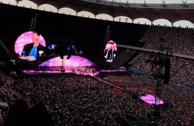 Un manelist pe scena concertului Coldplay de la București - video