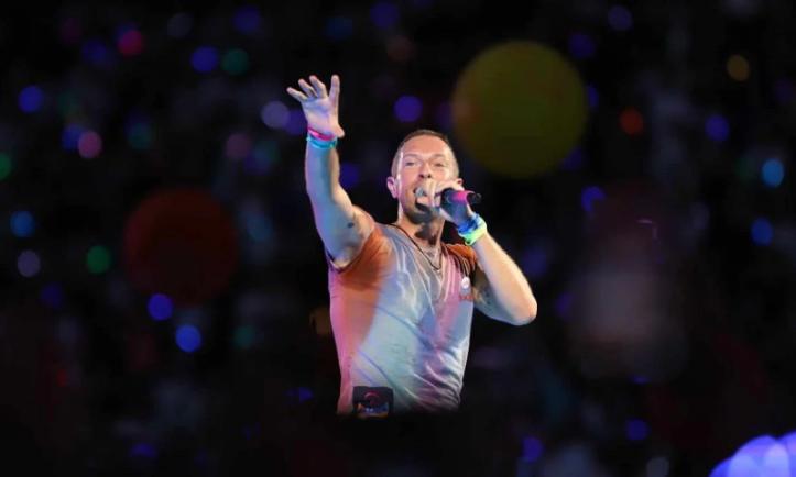 Coldplay, manele, partea a II-a. Chris Martin a cerut publicului să-l huiduie pe el. Babasha, aplaudat și ovaționat. Unii spectatori au părăsit arena - video