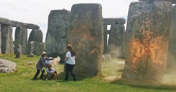 Activiștii pentru climă au stropit pietrele din Stonehenge cu vopsea portocalie