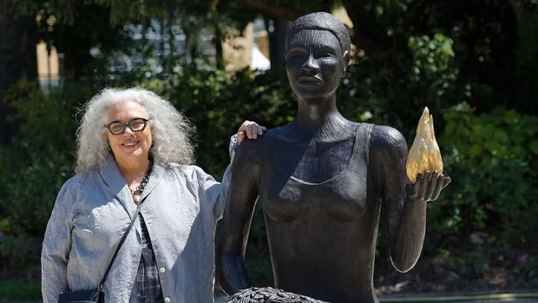 Statuia Jocurilor Olimpice este o femeie de culoare: pentru a rupe cu „imaginea omului alb standard”