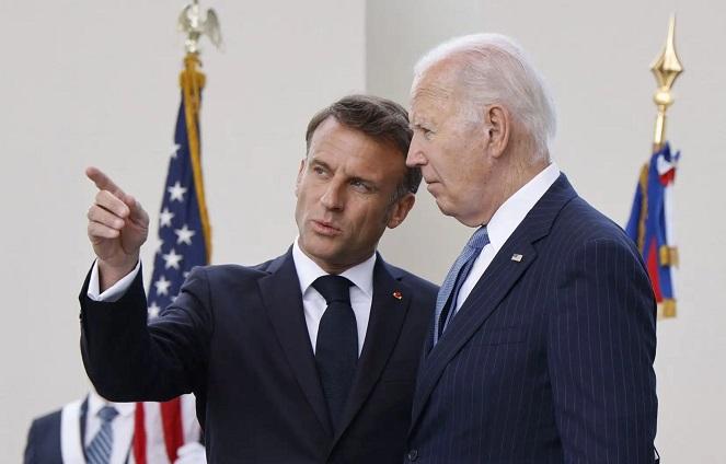 "Cu toții facem gafe uneori”: Macron îl apără pe Biden