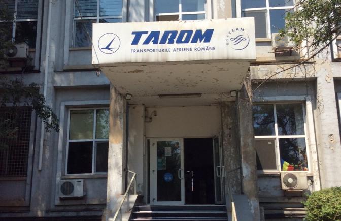 TAROM, atât în cer, dar mai ales pe pământ! Sediul companiei arată precum o gară într-un colț uitat de lume