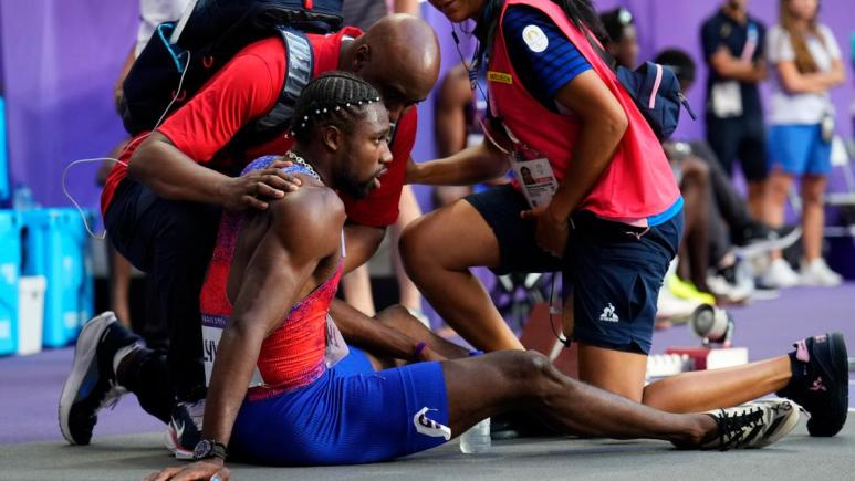 Campionul olimpic la 100 m Noah Lyles părăsește pista într-un scaun cu rotile din cauza Covidului