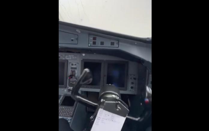 VIDEO. Mișcarea necontrolată a manșelor unei aeronave ATR a Companiei Tarom, care fost la un pas să fie răsturnată de vijelie pe Aeroportul din Oradea