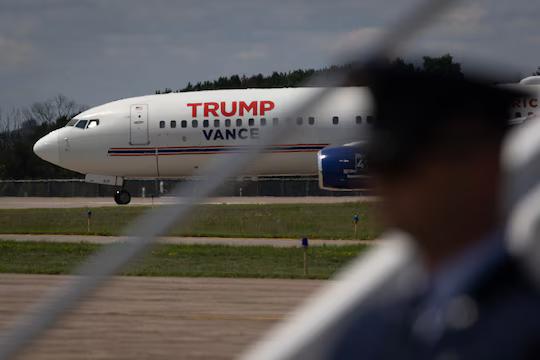 Avionul campaniei Trump - JD Vance a aterizat de urgență după o defecțiune: este a doua oară într-o săptămână când un incident implică avioanele lui Trump