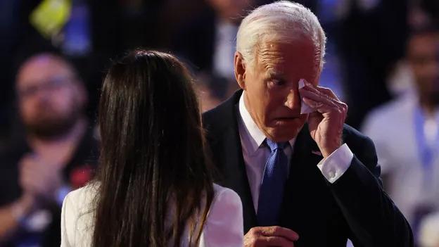 Biden în lacrimi îi predă ștafeta Kamalei Harris și spune că „nu este supărat” pe oamenii care l-au presat să renunțe la cursa prezidențială