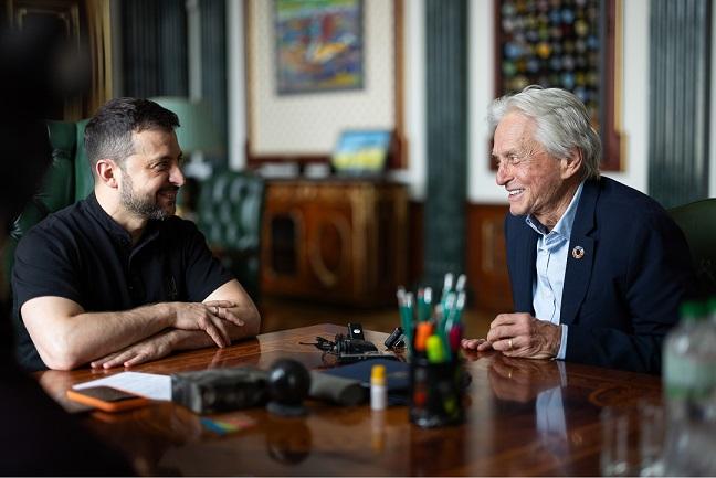 Michael Douglas s-a întâlnit cu Zelensky: "Aici este prima linie a binelui și a răului, dacă nu câștigăm aici, pierdem peste tot"