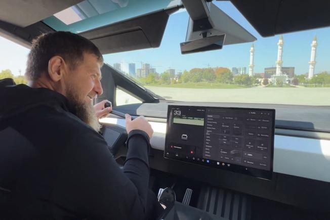 Ramzan Kadîrov îl acuză pe Elon Musk că i-a „dezactivat” vehiculul Tesla Cybertruck