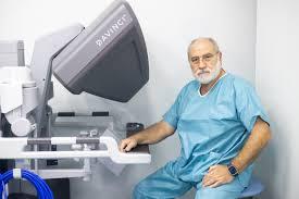 Medici și roboți, salvează vieți. La SANADOR. Fotoreportaj Q Magazine în sălile de operații și în sufletul medicilor