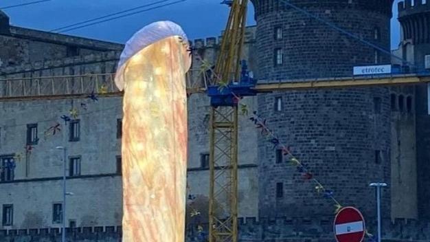 Pulcinella - o operă de artă de 12m instalată în centrul orașului Napoli stârnește dezbateri datorită formei sugestive
