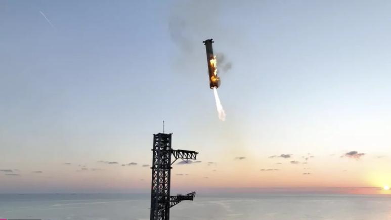 SpaceX a recuperat primul etaj al megarachetei sale după un zbor, o premieră istorică si spectaculoasă