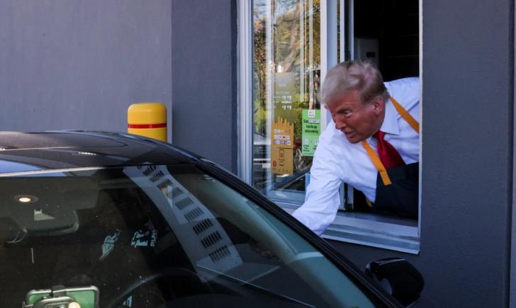  Trump a lucrat la McDonald's iar fanii MAGA au stat la coadă să comande: „Voi lua orice îmi va da”