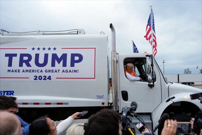 Trump sosește la miting într-un camion de gunoi pentru atrage atenția asupra comentariilor făcute de Biden