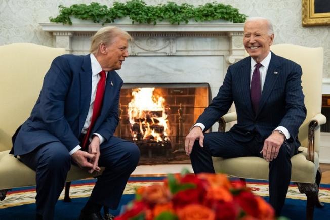 Donald Trump, triumfător, a fost primit de Joe Biden la Casa Albă 