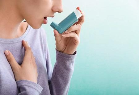 Medicilor britanici li s-a cerut să nu mai prescrie inhalatoare pentru astm deoarece dăunează planetei