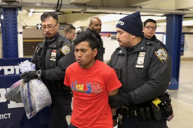 New York: Un migrant din Guatemala arestat pentru că a dat foc unei femei în metrou - apoi a privit-o arzând