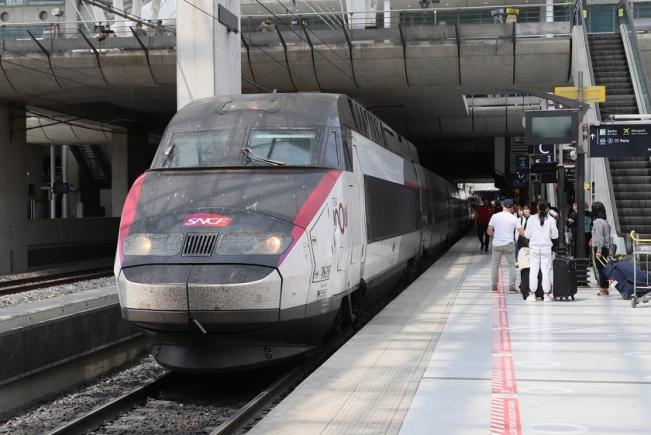  Franța: Un mecanic de locomotivă al unui TGV s-a sinucis sărind din trenul pe care îl conducea, aflat la o viteză de 300 km/h