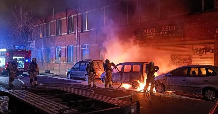 Haos în Bruxelles în noaptea de Revelion: mașini incendiate și cocktail-uri Molotov