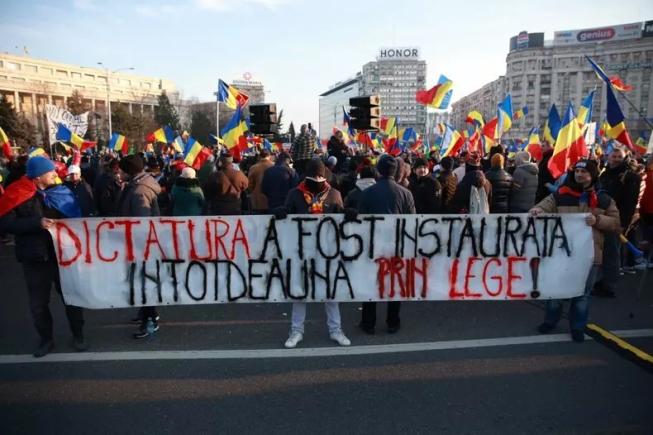 Reuters: Zeci de mii de oameni protestează în capitala României împotriva anulării cursei prezidențiale