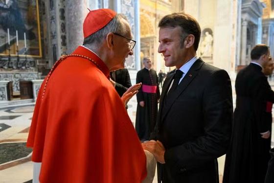 „Se amestecă pâna și în alegerea papei”: Macron, acuzat că încearcă să influențeze conclavul