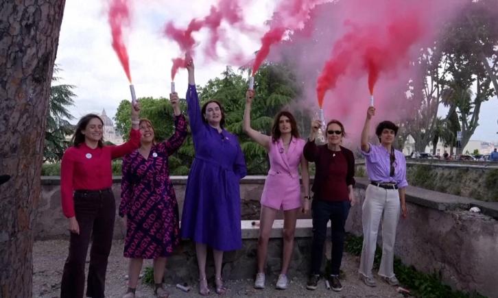 "Excluderea femeilor este un păcat": feministele protestează cu fum roz pentru a cere un cuvânt de spus în alegerea noului Papă