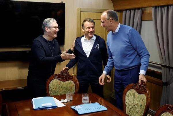 Emmanuel Macron face apel la „discuții directe” între Kiev și Moscova