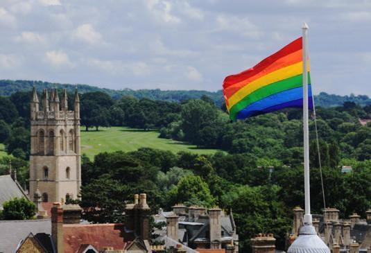 Oxford Union respinge arborarea obligatorie a steagului LGBT în Luna Mândriei