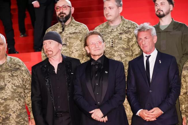 Sean Penn și Bono au adus soldați ucraineni pe covorul roșu de la Cannes pentru a atrage atenția asupra războiului