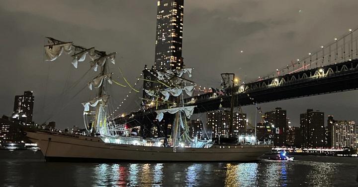 New York: O ambarcațiune a Marinei Mexicane s-a izbit de Podul Brooklyn – doi morți și 19 răniți