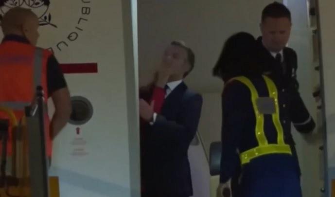 Emmanuel Macron pălmuit de soția sa în fața camerelor: un moment de „hârjoneală”, susține Palatul Élysée în comunicatul oficial
