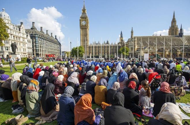 Albii vor deveni o minoritate în Marea Britanie până în 2063, spune un studiu