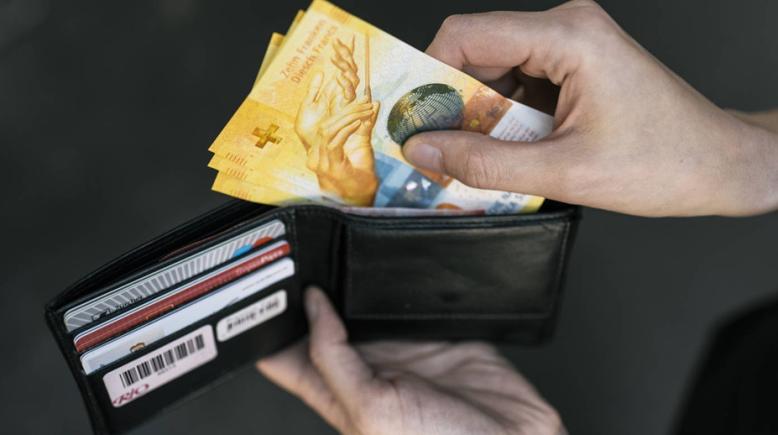 Elveția va înscrie plata în numerar în Constituție: cash-ul devine drept fundamental