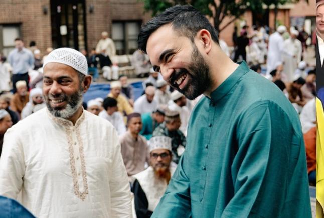 Un progresist musulman de origine ugandeză, favorit pentru Primăria New York: Zohran Mamdani îl învinge pe Andrew Cuomo în alegerile primare democrate