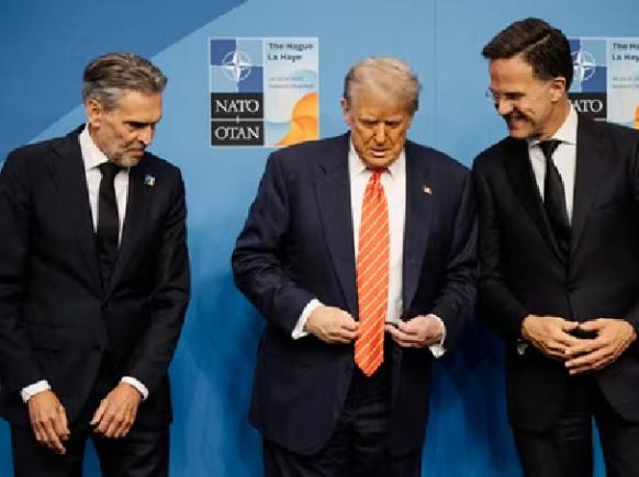 Summitul NATO: Donald Trump domină scena în fața docilității aliaților