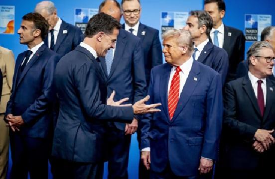La summitul NATO liderii europeni îl lingușesc pe Trump dar ocolesc marile probleme