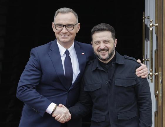 Zelenski cere menținerea sprijinului Poloniei, în pragul instalării unui președinte naționalist ostil Kievului