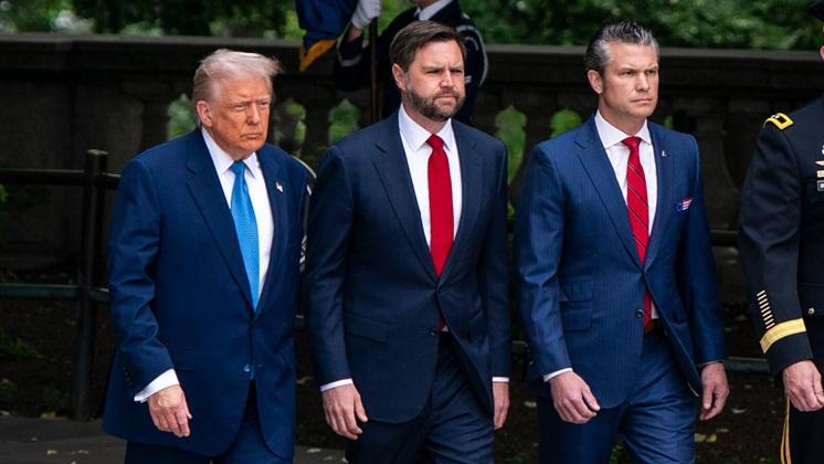 Costumul "bleu electric": noul cod vestimentar al erei Trump