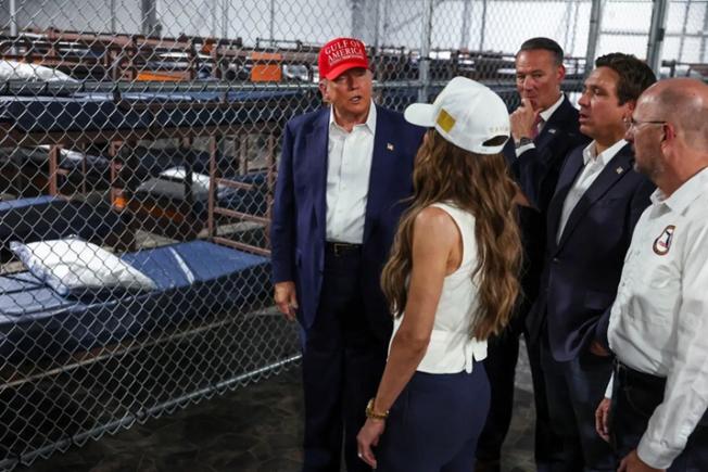Trump: „Ticălosul de Biden a vrut să ajung aici” în timp ce vizita noua închisoare „Aligator Alcatraz”