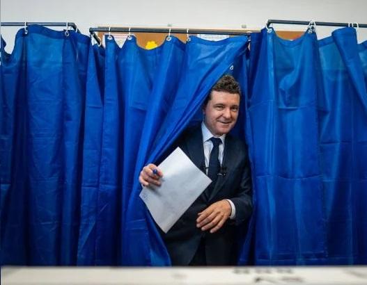Politico: Nicușor Dan se află în centrul unui "triunghi amoros" Macron-Merz 